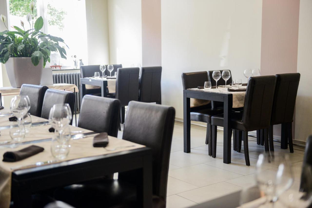 Logis Le Saint Hubert Hotel Haybes Eksteriør billede