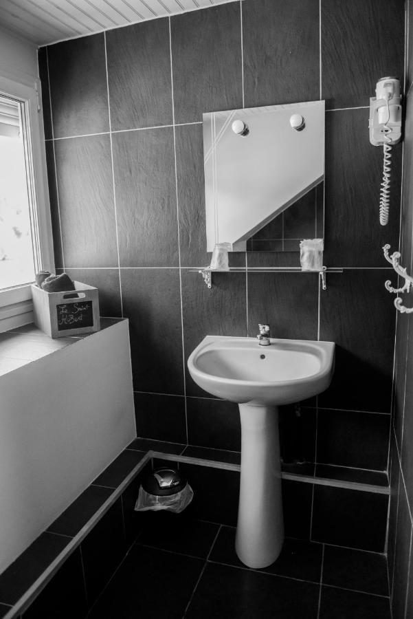 Logis Le Saint Hubert Hotel Haybes Eksteriør billede