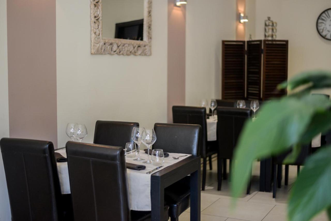 Logis Le Saint Hubert Hotel Haybes Eksteriør billede