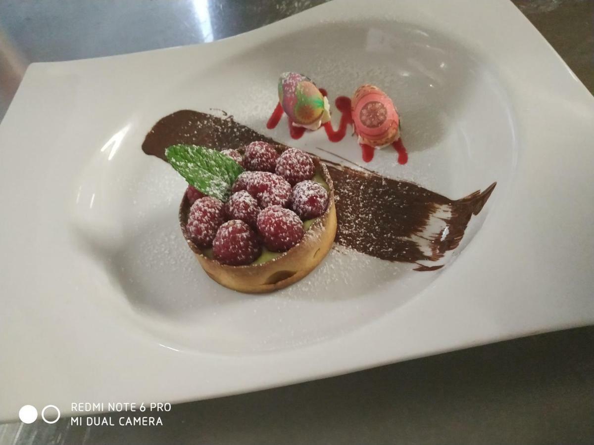 Logis Le Saint Hubert Hotel Haybes Eksteriør billede